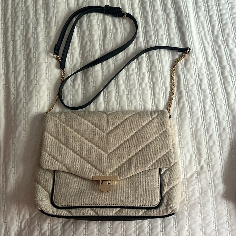 Canvas with black detail cross body!